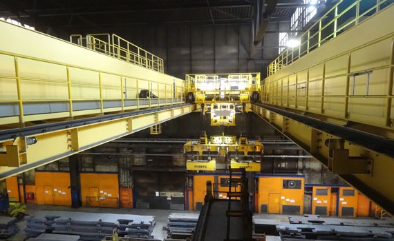 Thyssen Krupp의 열간 압연 공장에서 평판 수송 크레인에 에너지 공급