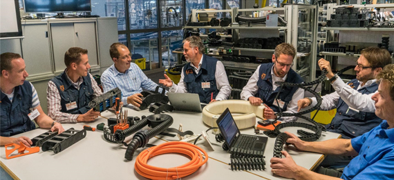 제품과 함께 테이블에 앉아 있는 이구스 직원들