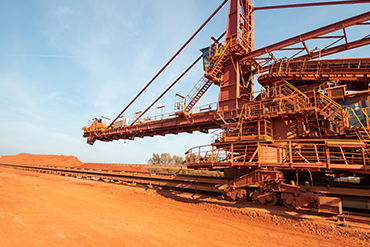 이구스 구성품을 사용하는 굴착기