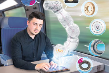 기차에서 태블릿으로 작업하며 로봇 암을 움직이는 남자