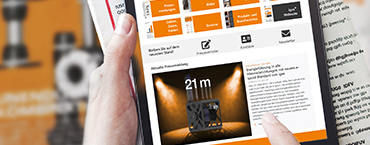 태블릿과 잡지를 들고 있는 손