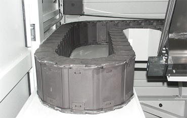 "igumid HT" 특수 재질로 제작된 폴리머 에너지 튜브에는 불에 탄 흔적이 더 이상 없습니다. 에너지 공급 장치는 최대 850°C의 분진 내성이 있습니다.