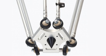 보정 핀과 케이블 가이드용 케이블 클립이 있는 델타 로봇