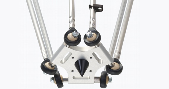 보정 핀과 케이블 가이드용 케이블 클립이 있는 델타 로봇