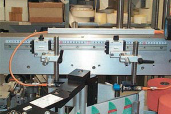 포장 기계용 라벨 공급 시스템에 사용되는 drylin® T 레일 가이드