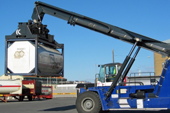 이구스 에너지체인 및 chainflex® 케이블을 사용하는 리치 스태커