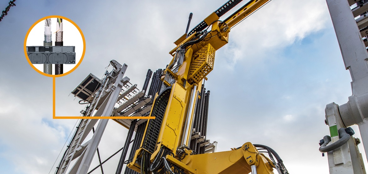 이구스 제품이 사용되는 파이프 핸들러